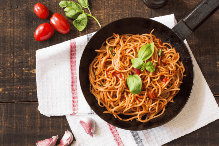 Spaghetti with tomato sauce and fresh basil