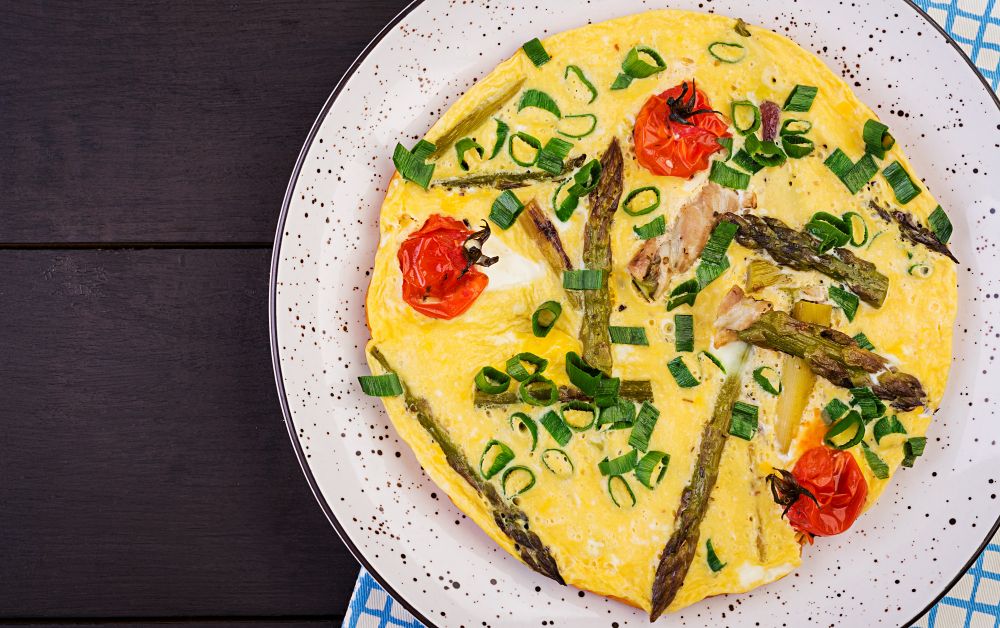 Omelette-with-asparagus-tomato-breakfast